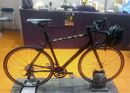 菊間瓦で制作した自転車の車輪止めの写真