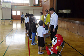 九和小学校　贈呈式の写真2