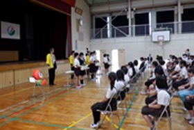 清水小学校　贈呈式の写真