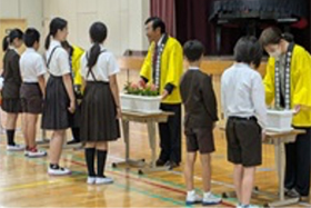 清水小学校　贈呈式の写真2