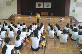 清水小学校　出発式の写真