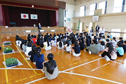 別宮小学校　贈呈式の写真