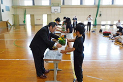 別宮小学校　贈呈式の写真2