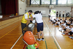 亀岡小学校　贈呈式の写真