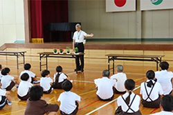 亀岡小学校　贈呈式の写真2
