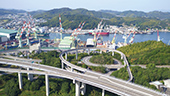 来島海峡大橋ループと造船所群の写真