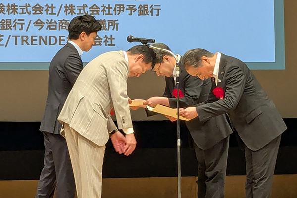 選定証をうけとる副市長
