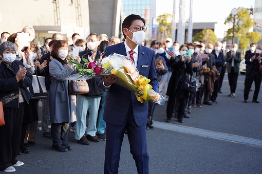 徳永繁樹市長初登庁の写真 1