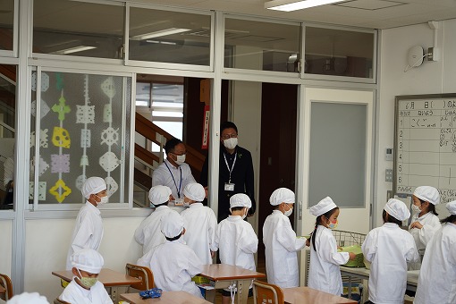 学校給食現場視察（姉妹都市パナマ給食の日）の写真 1