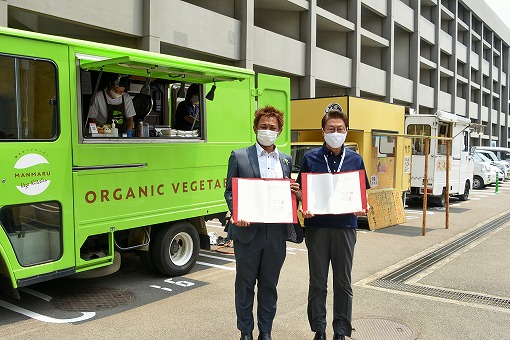 災害時におけるキッチンカーによる物資の供給等に関する協定締結式（今治市・愛媛キッチンカー協会）の写真 1