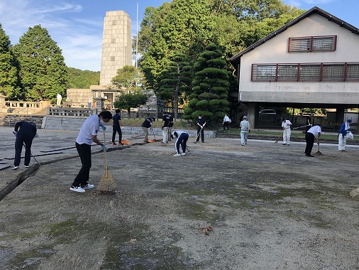 忠霊塔清掃及び今治市戦没者等への献花式の写真 1