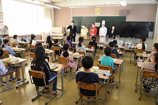 郷土愛を育む日本一おいしい給食プロジェクト　新メニュー試食会の写真 1