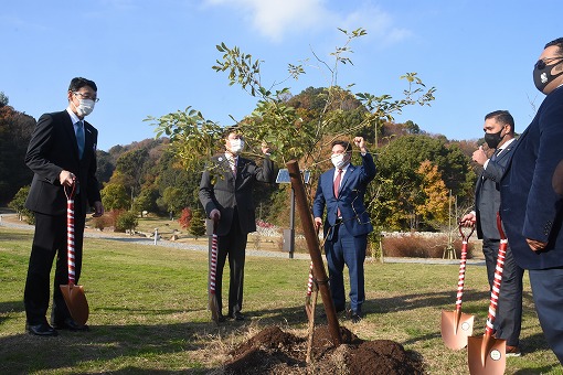 パナマ市・今治市姉妹都市交流記念植樹式（しまなみアースランド）の写真 1