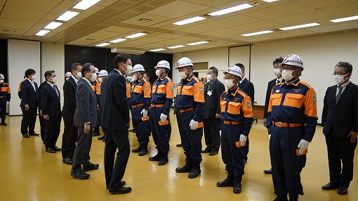 令和3年今治市消防団年末夜警市長激励式の写真 1