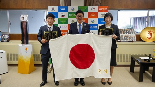 スポーツ大賞（宮道りん選手）・スポーツ賞（曽我部京太郎選手）表彰式の写真 1