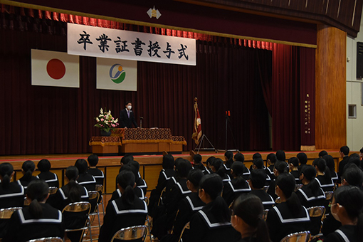 今治市立西中学校卒業式の写真 1