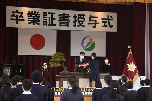 今治市立大西小学校卒業式の写真 1