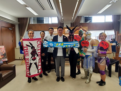 愛媛プロレス×ホテルアジュール汐の丸市長表敬訪問の写真 1