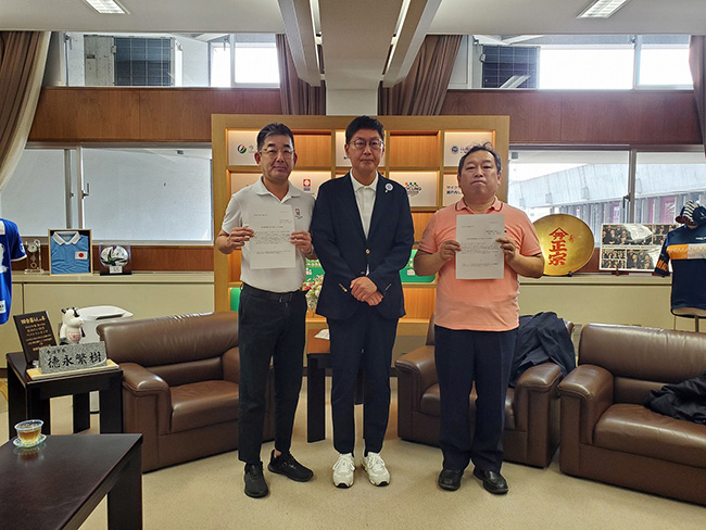 今治タオル組合・愛媛県染色工業組合からの原材料等高騰に対する要望書提出の写真 1
