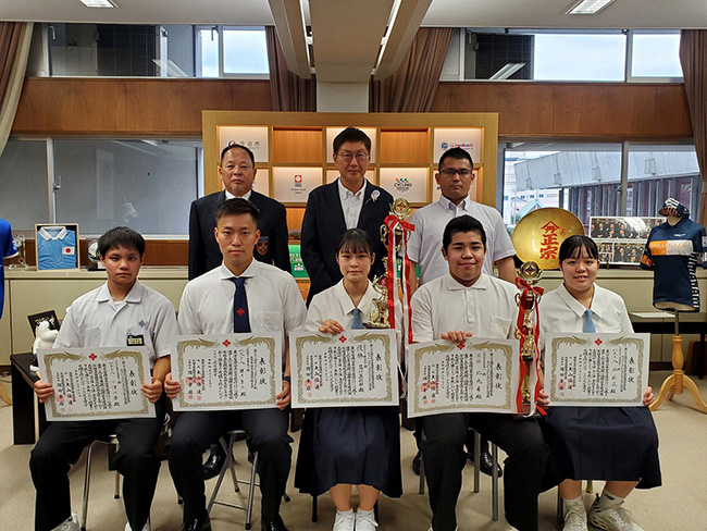 全日本少年少女空手道選手権大会優勝等報告に伴う市長表敬訪問の写真 1