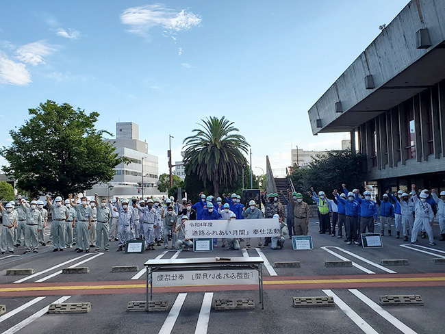 道路ふれあい月間推進活動に伴う奉仕作業の写真 1