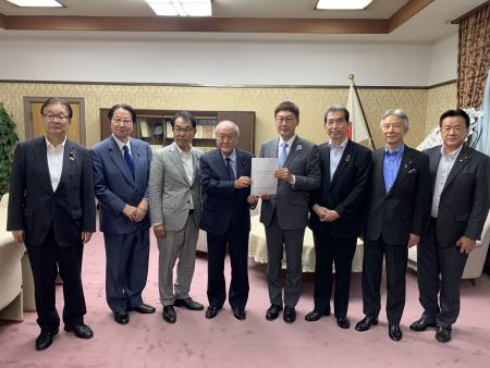 財務省鈴木大臣への要望の写真 1