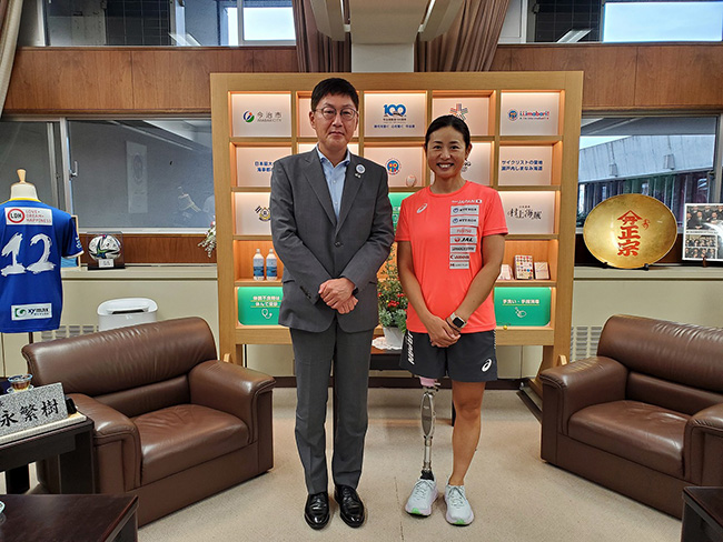 パラアスリート秦由加子氏市長表敬訪問の写真 1