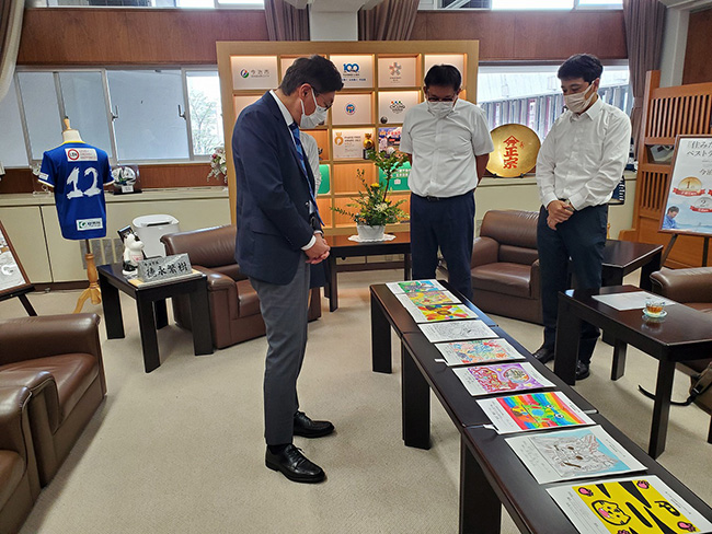 小中学生タオルデザイン展市長賞審査会の写真 1