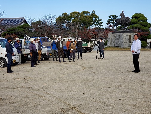 今治城松剪定奉仕作業の写真 1
