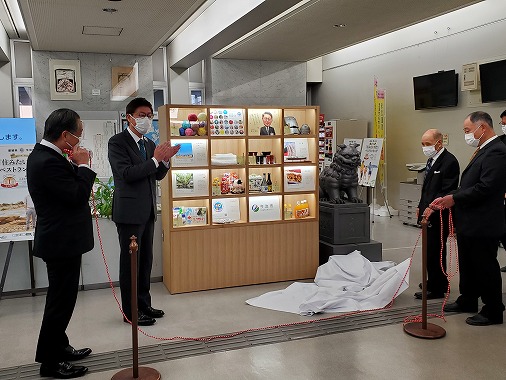 現代の名工表彰式及び今治産品陳列棚除幕式の写真 1
