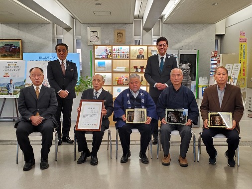 現代の名工表彰式及び今治産品陳列棚除幕式の写真 2