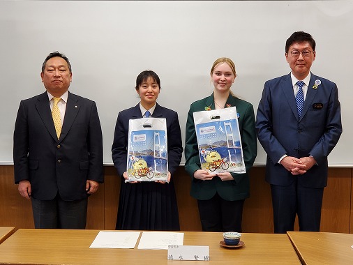 今治北高等学校オーストラリア留学生市長表敬訪問の写真 1
