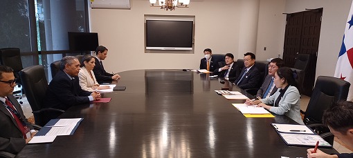 パナマ出張（ヴラジミール・フランコ外務大臣代行との意見交換）の写真 1
