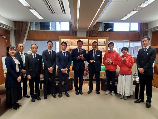 井上苺園の「紅い雫」いちごどら焼き完成報告会・試食会の写真 1