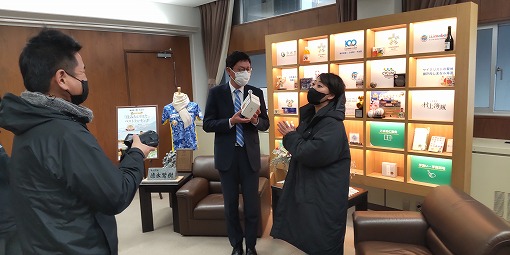 友近さん今治市役所突撃訪問の写真 1