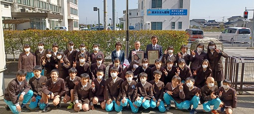 故菅志乃氏寄贈モニュメント時計除幕式の写真 1