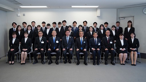 新規採用職員辞令交付式の写真 1
