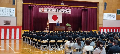 今治工業高等学校入学式の写真 1
