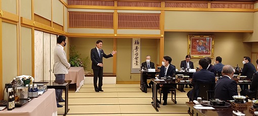 土地家屋調査士会総会懇親会の写真 1