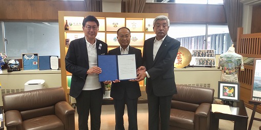 今治市国民健康保険運営協議会の答申に伴う手交式の写真 1