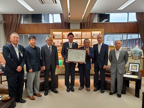 志島ヶ原保護協会環境大臣表彰受賞に係る市長表敬訪問の写真 1