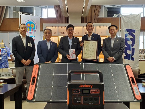 KDDIポータブル電源ソーラーパネルセット贈呈式及び感謝状贈呈式の写真 1
