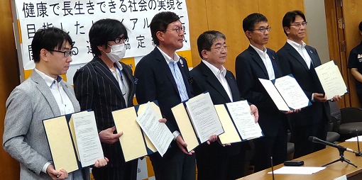 健康で長生きできる社会の実現を目指したトライアル事業に関する連携協定締結式（愛媛大学×今治市医師会×今治市）の写真 1