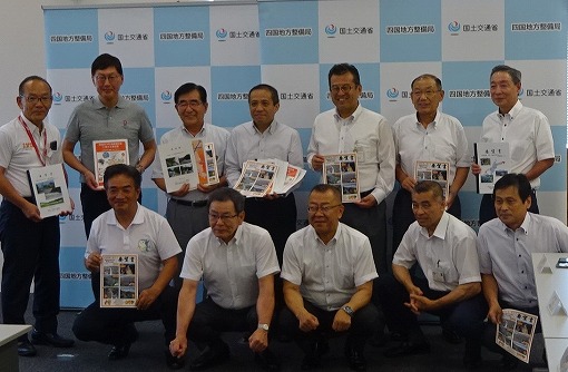 愛媛県道路関係期成同盟会合同要望の写真 1