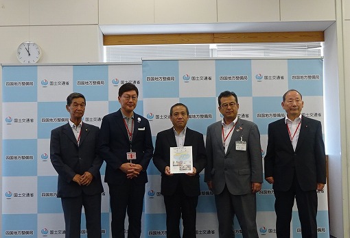 今治小松自動車道建設促進期成同盟会四国地方整備局要望の写真 1