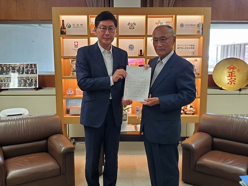今治地区清掃業協議会からの要望書提出の写真 1