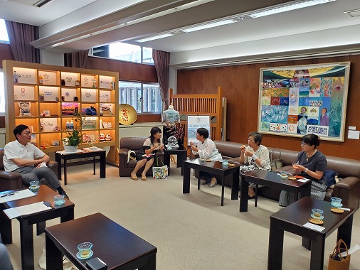 今治商工会議所女性会寄付金受領式及び感謝状贈呈式の写真 1