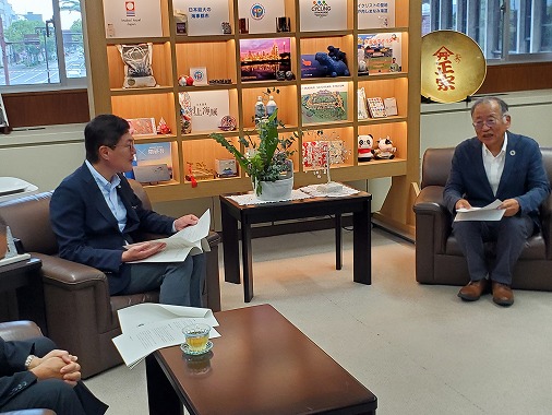 市民が真ん中検討委員会の答申に伴う手交式の写真 1