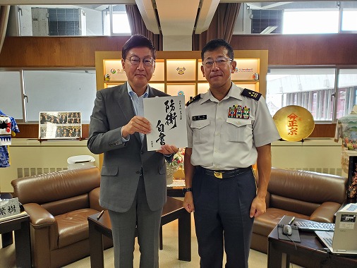 自衛隊愛媛地方協力本部真部本部長防衛白書に係る面会の写真 1