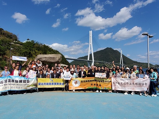 台湾からの訪問団お出迎えの写真 1
